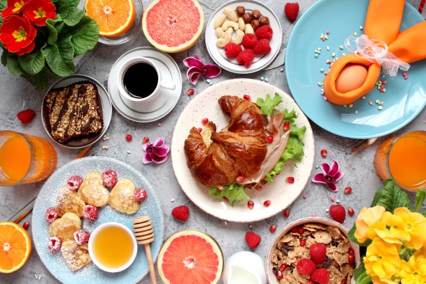 早餐食物表。节日早午餐套餐，套餐种类有薄烤饼，果汁，新鲜浆果，格兰诺拉麦片和新鲜水果。图片下载