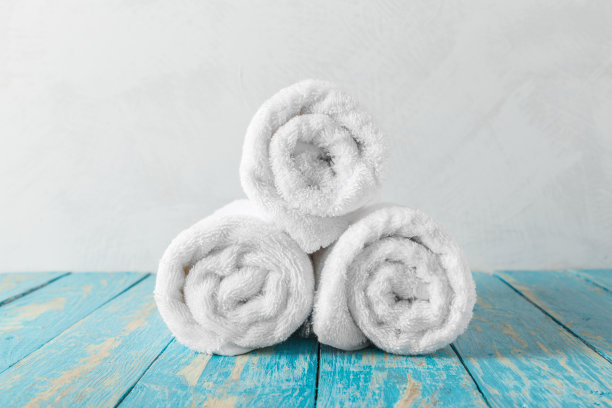 在有复印空间的木桌上堆放浴巾图片下载