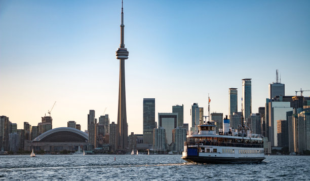 多伦多岛渡轮在安大略湖的加拿大国家电视塔和多伦多天际线前图片下载