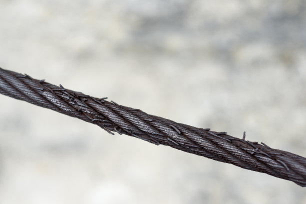 绷紧的金属钢丝绳腐蚀了图片下载