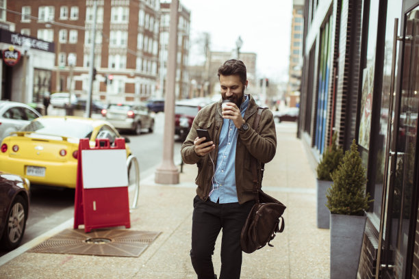 使用电话的商人图片下载
