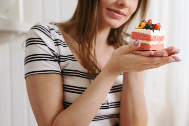 肖像美丽的厨师在家烹饪与甜点纸杯蛋糕自制的糖果图片下载