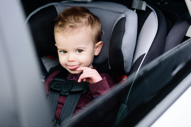 坐在汽车座椅上的傻小孩图片下载