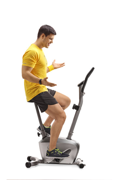 一个不满意的年轻人骑着健身车图片下载