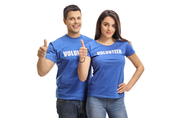 年轻的男性和女性志愿者微笑着竖起大拇指图片下载