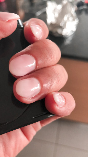 粉色法式指甲，修指甲图片下载