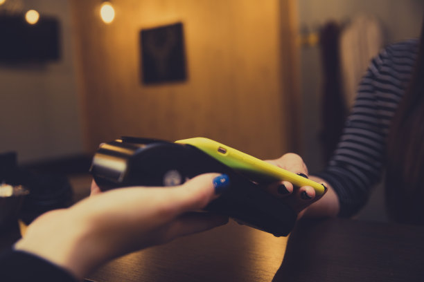 顾客在商店用电话付款图片下载