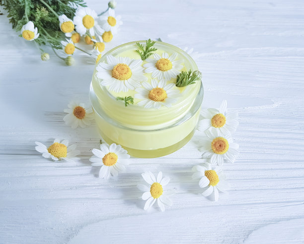 洋甘菊花，化妆霜，木质背景图片下载