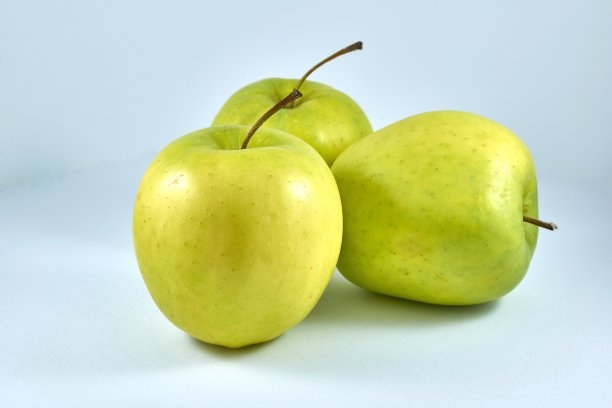 三个绿苹果在白色的背景上图片下载