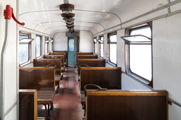 旧铁路客车的内部图片下载