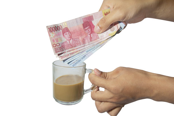 概念上从一杯白色背景的咖啡中得到一些钱，印尼盾钱图片下载