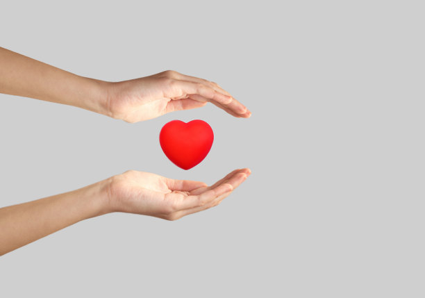 灰色背景上的手和心的形状图片下载