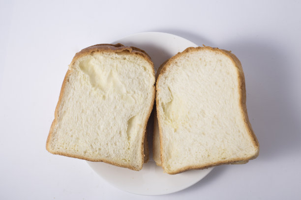 白色背景上的一片烤面包图片下载