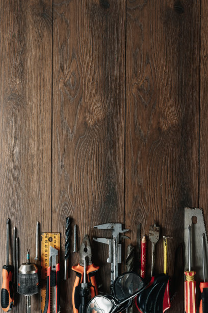 在棕色木制背景上的建筑工具。从以上观点。背景图片,屏幕保护程序。施工、维修、施工、生产、设计的概念。副本的空间。图片下载
