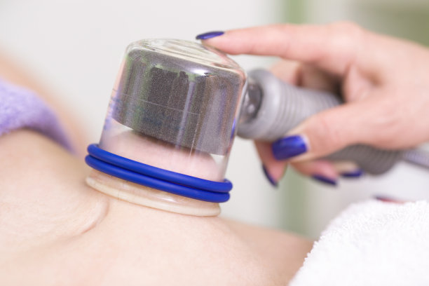 美容师用真空吸尘器清理女人的大腿图片下载