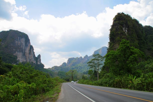 穿过悬崖和热带丛林的道路图片下载
