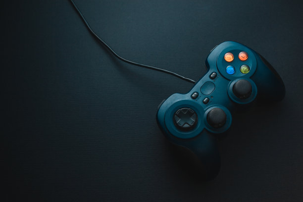 手柄为深蓝色，黑色背景上有彩色按钮图片下载