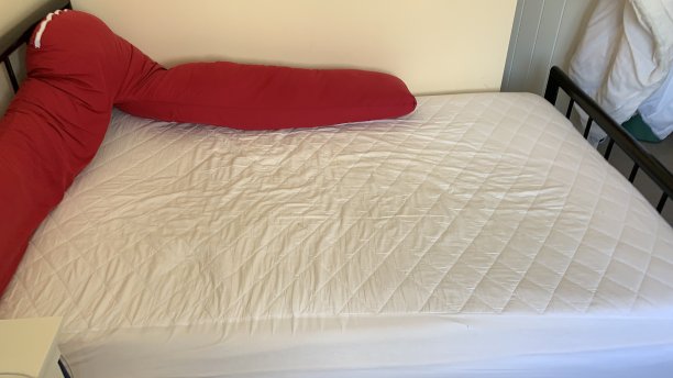 杂乱无章的床图片下载