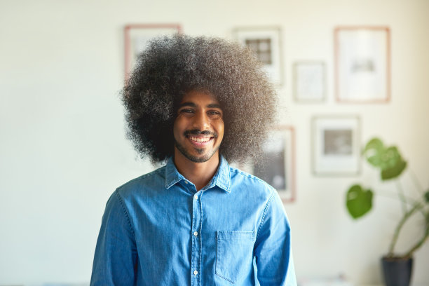 他的创造力就像他的头发一样大图片下载