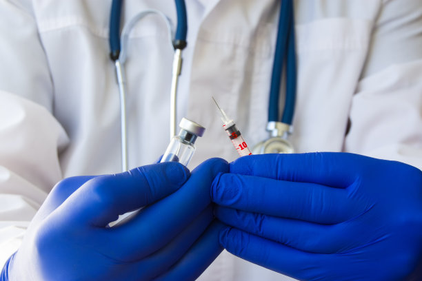 使用胰岛素、疫苗或其他皮下药物治疗或预防疾病的概念照片。医生手中拿着透明的药瓶或疫苗，皮下注射器图片下载