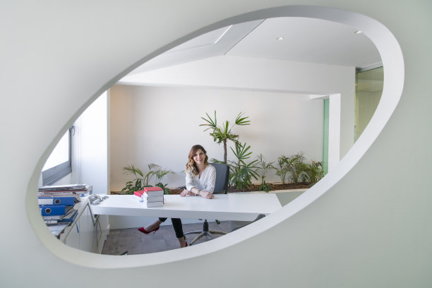 女商人在办公室图片下载