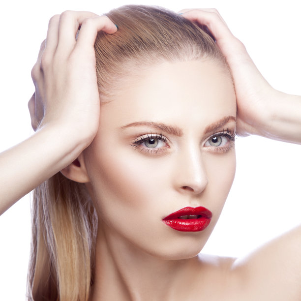 美丽的画像年轻的白种人金发女人与红色的嘴唇化妆图片下载