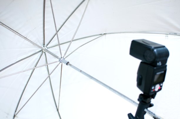 摄影照明闪光灯和伞设备图片下载