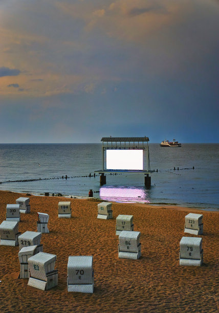 在波罗的海中央的空白白色模拟灯箱。波罗的海乌塞多姆岛的海滩。德国图片下载