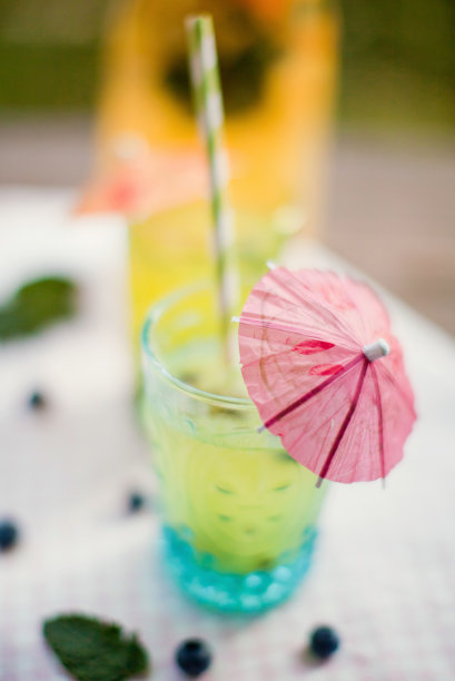 新鲜的柠檬水，有浆果，柑橘和薄荷图片下载