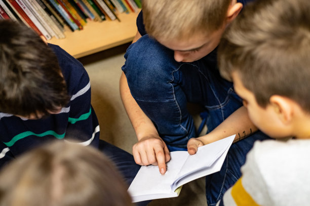 小学生在图书馆看书图片下载