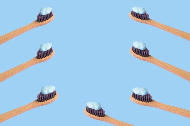 蓝色的牙膏涂在蓝色的牙刷上图片下载