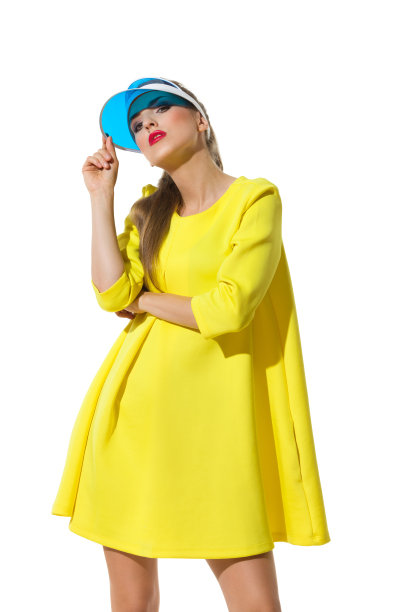 穿着黄色连衣裙和遮阳板的时装模特图片下载