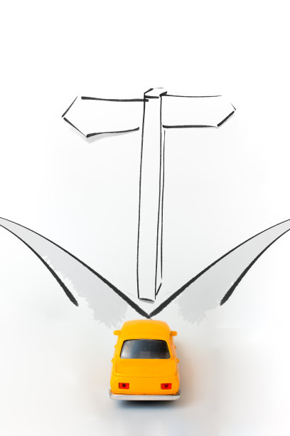 决策。车停在十字路口图片下载