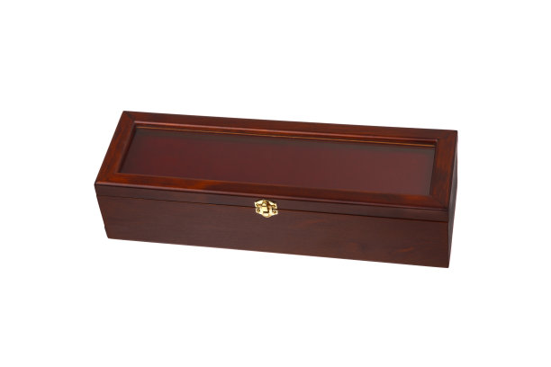 褐色木箱，金色门闩，白色背景图片下载