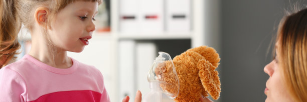 快乐的孩子在家里做吸入图片下载