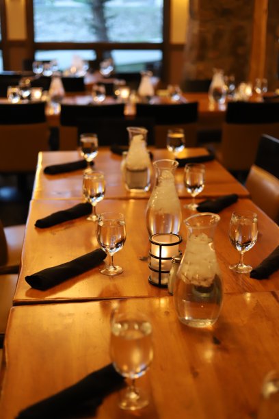 豪华餐厅的热情欢迎晚宴图片下载