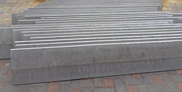 建筑中使用的混凝土栅栏帽。建筑材料图片下载