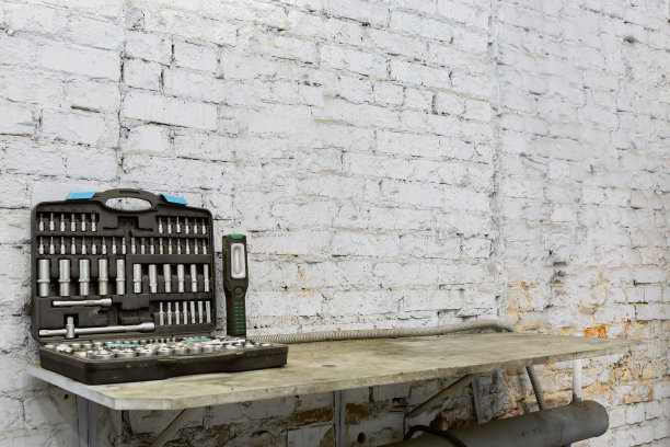 专用工具汽车修理工。在盒子里。站在桌子上。汽车服务工具图片下载