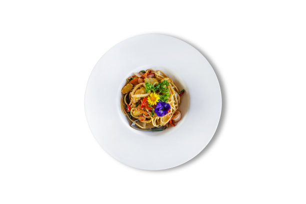 辣味意大利面配海鲜，白色背景。图片下载