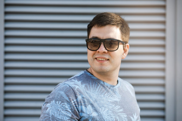 一个年轻人在城市里喝咖啡，然后走到外面。图片下载