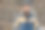 20岁出头的英俊印度年轻男子身穿滑雪服，在圣诞节前夕的冬季大雪中静止站立并摆姿势图片下载