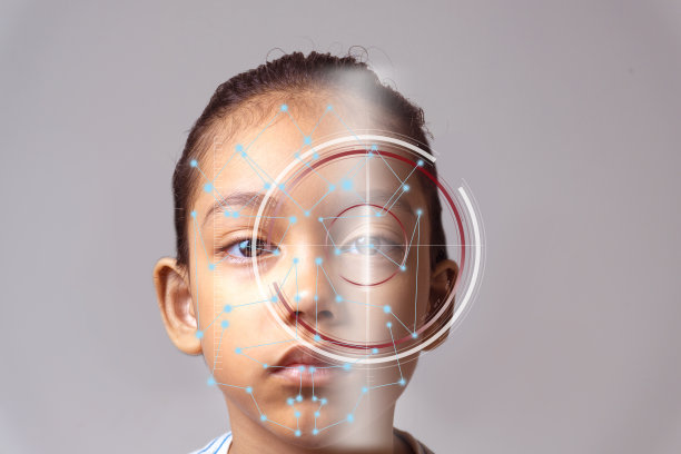 女孩在近距离的面部检测。生物特征识别。图片下载