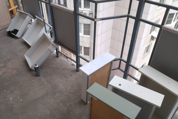 用油漆罐粉刷橱柜的抽屉和床头柜。白色的颜色。在阳台上。图片下载