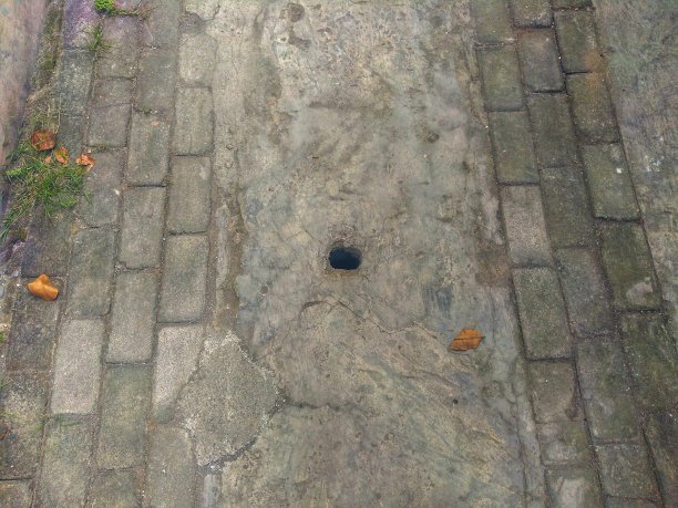 城市里一条小巷上的水道图片下载