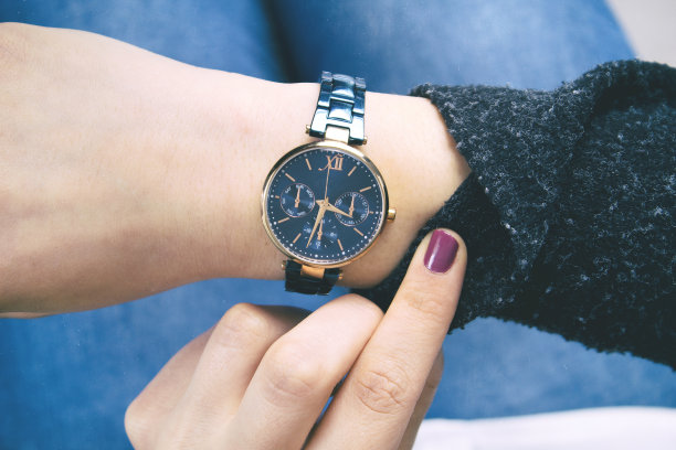 女人手上时髦的手表图片下载