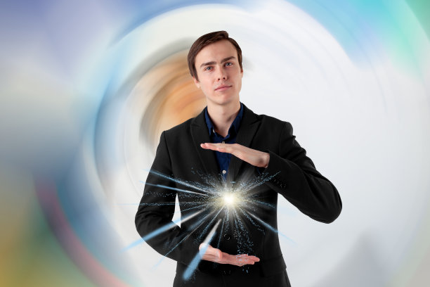 有着未来主义背景的年轻科学家。手中的能量。洞察力。图片下载