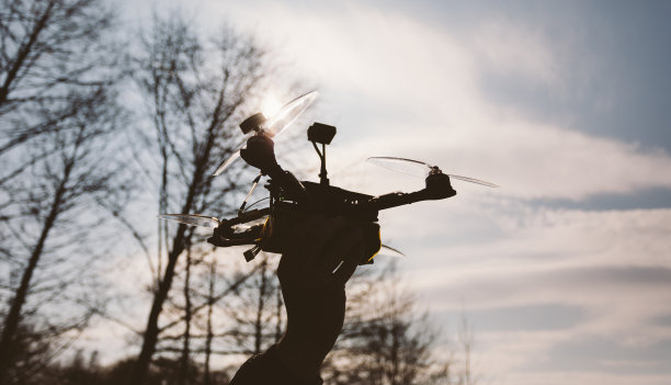 男子手中握着fpv直升机图片下载