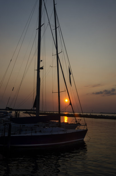 清晨，游艇停泊图片下载