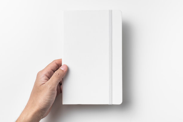 白色笔记本由人手拿着图片下载