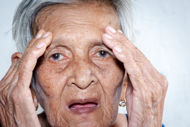 老妇人感到孤独。(痴呆症和阿尔茨海默病)图片下载